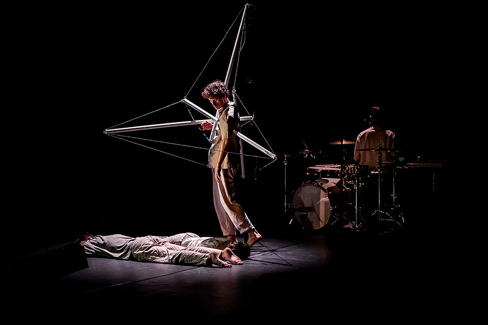 Photographie de plateau des danseurs Joséphine Boivineau, Lysandre Korelis et Simon Lelièvre, artistes du CNSMD lors des répétitions du spectacle de Lucas Messler au Théâtre de la Renaissance