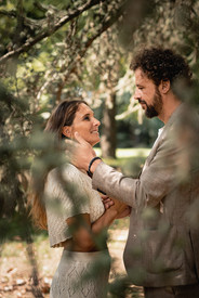 Photographie des mariés lors de la séance photo couple dans le parc attenant à la mairie d'albigny-sur-saone suite à la cérémonie civile de leur mariage civil bohème
