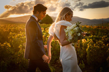 Reportage photographique d'un mariage romantique au coeur des vignes du Beaujolais au Château des Ravatys à Saint-Lager
