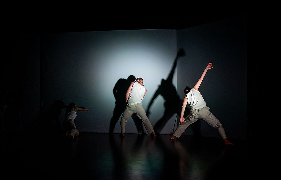 photographie de plateau des danseurs Matthis Silas, Delphine Guigue, Mio Fusho lors des répétitions du spectacle de Yi-Hsuan Chen au Théâtre de la Renaissance 