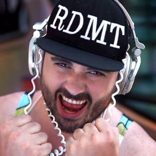 DJ Rhadamanto chega aos 31 anos com cara de bebê