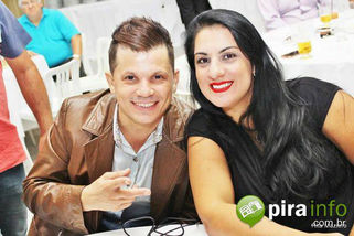 Esposa de cantor sertanejo cerca por todos os lados