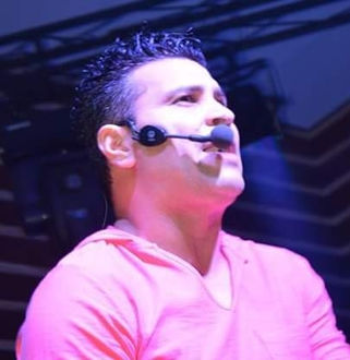Roger Ramon constantemente agradece pelo seu enorme sucesso nos shows