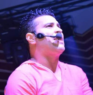 Roger Ramon constantemente agradece pelo seu enorme sucesso nos shows