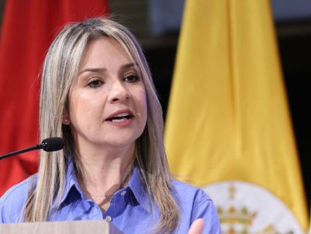 Vicky Dávila fue a hacer política a una venta de medicamentos y la gente la echó
