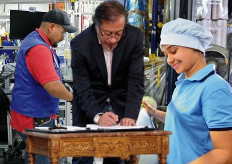 Petro "pone la firma" y mínimo, queda en $ 1.462.000 incluyendo viáticos