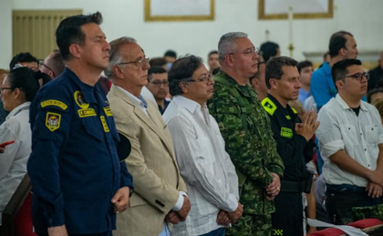 Solidario con familias de policías asesinados, Petro ordenó acelerar capturas
