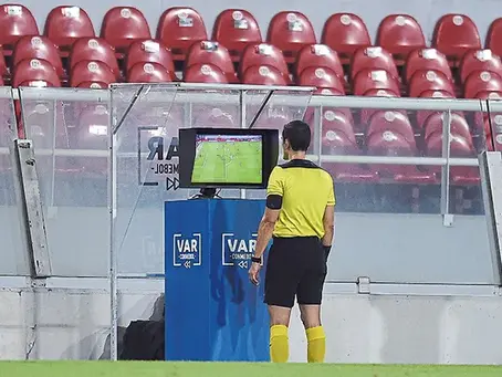 Cuando al fútbol lo vuelven “VARsura”