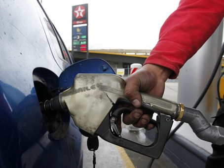 Gobierno pide revisar formación de precios de los combustibles