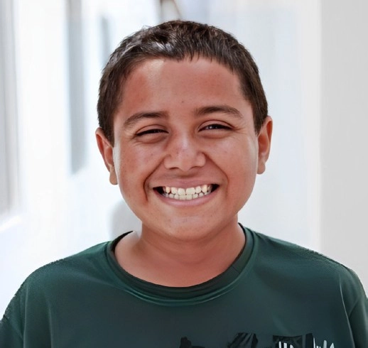 moço sorrindo