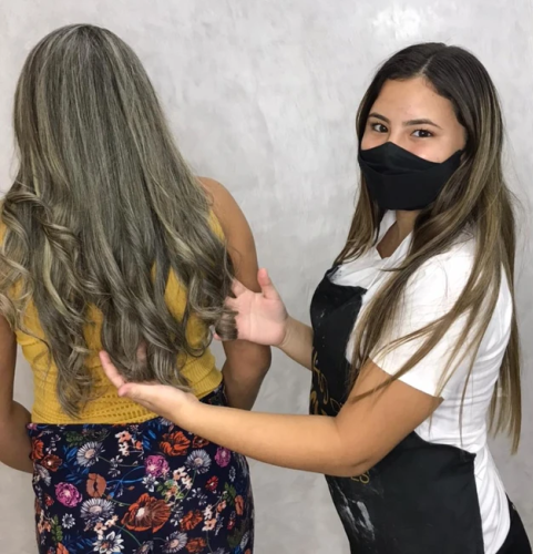 Heloysa com a sua primeira clienta como cabeleireia