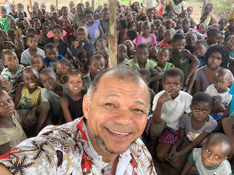 Marciano com crianças em Moçambique