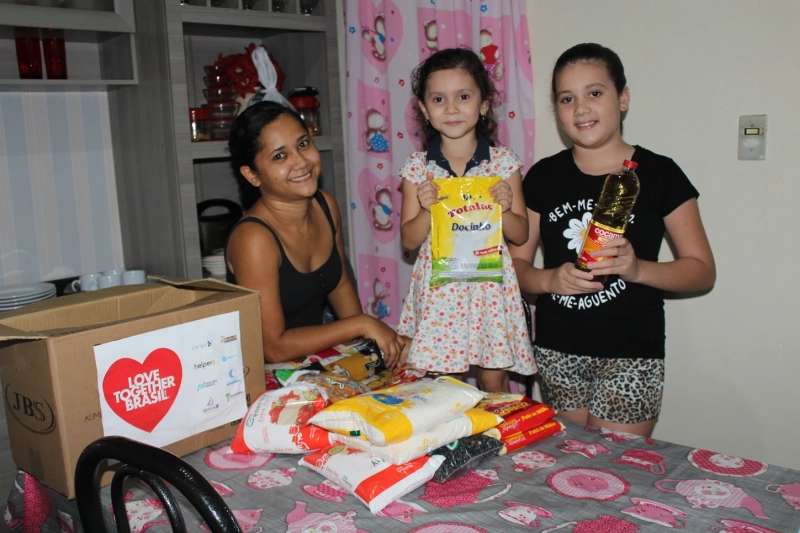 As crianças assistidas pela Operação Resgate receberam as doações da Love Together Brasil