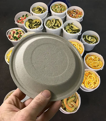 Une assiette jetable fabriquée à partir de déchets de fruits Mirontell.