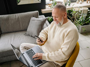 senior using a laptop