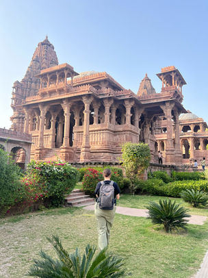 Vrouw loopt richting het Mandore Garden tempelcomplex in Jodhpur