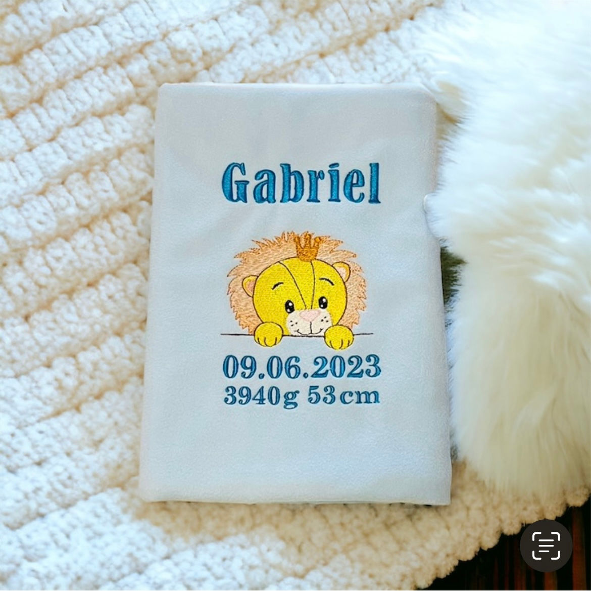 Personalizirana odejica levček z rojstnimi podatki – mehka odejica za dojenčka z imenom
