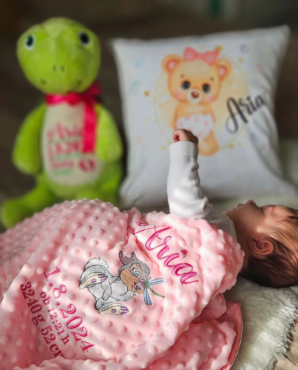 Sličica: Roza odeja z imenom Aria, igrača žaba, blazina, personalizirana grafika medo Baby Butik.