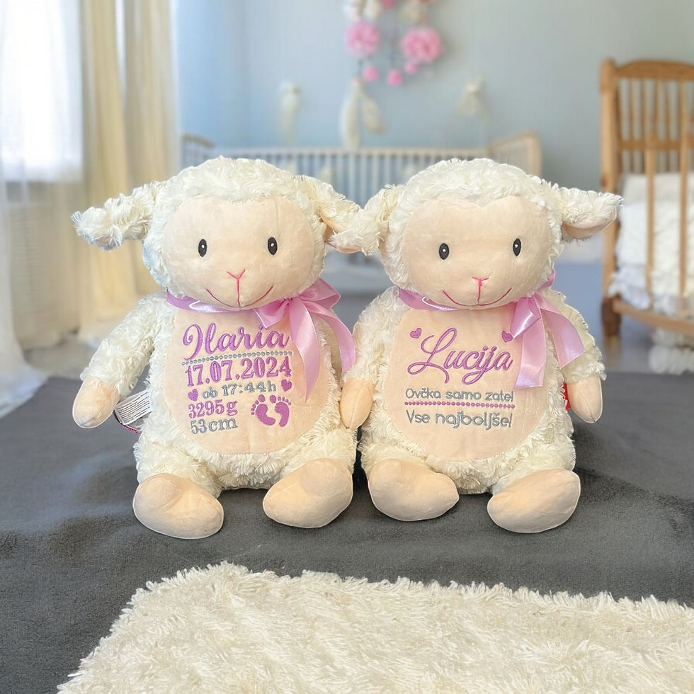 Sličica: Ovčka Loverby – unikatna personalizirana igračka, popolna za darilo ob rojstvu.