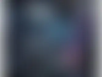 Mascotte TVAMOUR inspectant un téléviseur après une surtension pour établir une attestation d'irréparabilité. 🤖