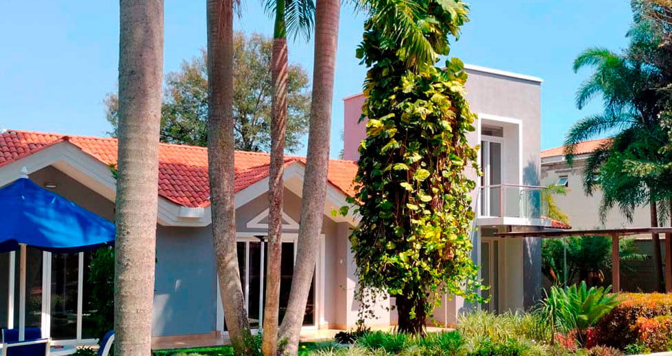 Casa ecológica en Pance, Cali con piscina sin cloro y amplios jardines privados.