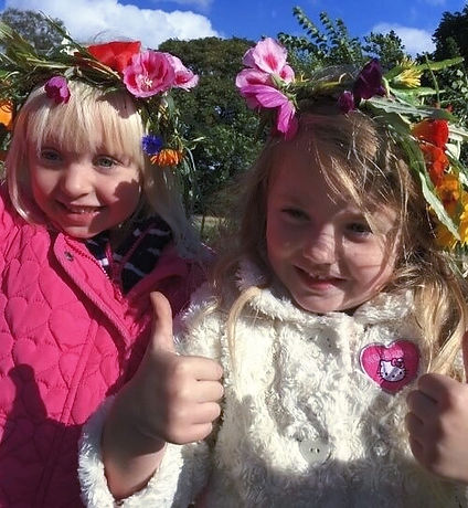 girls_with_flowers_in_hair-500x542_edite