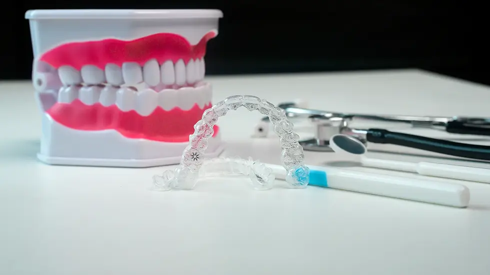 aparatos-y-herramientas-invisalign-para-el-cuidado-dental-la-salud-dental-y-el-concepto-de