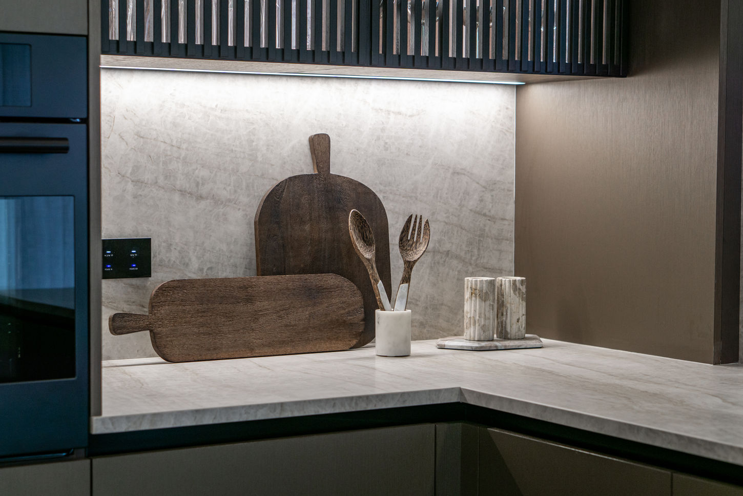 מבט אל עבר השיש המיוחד במטבח עם האקססוריז שנבחרו בקפידה