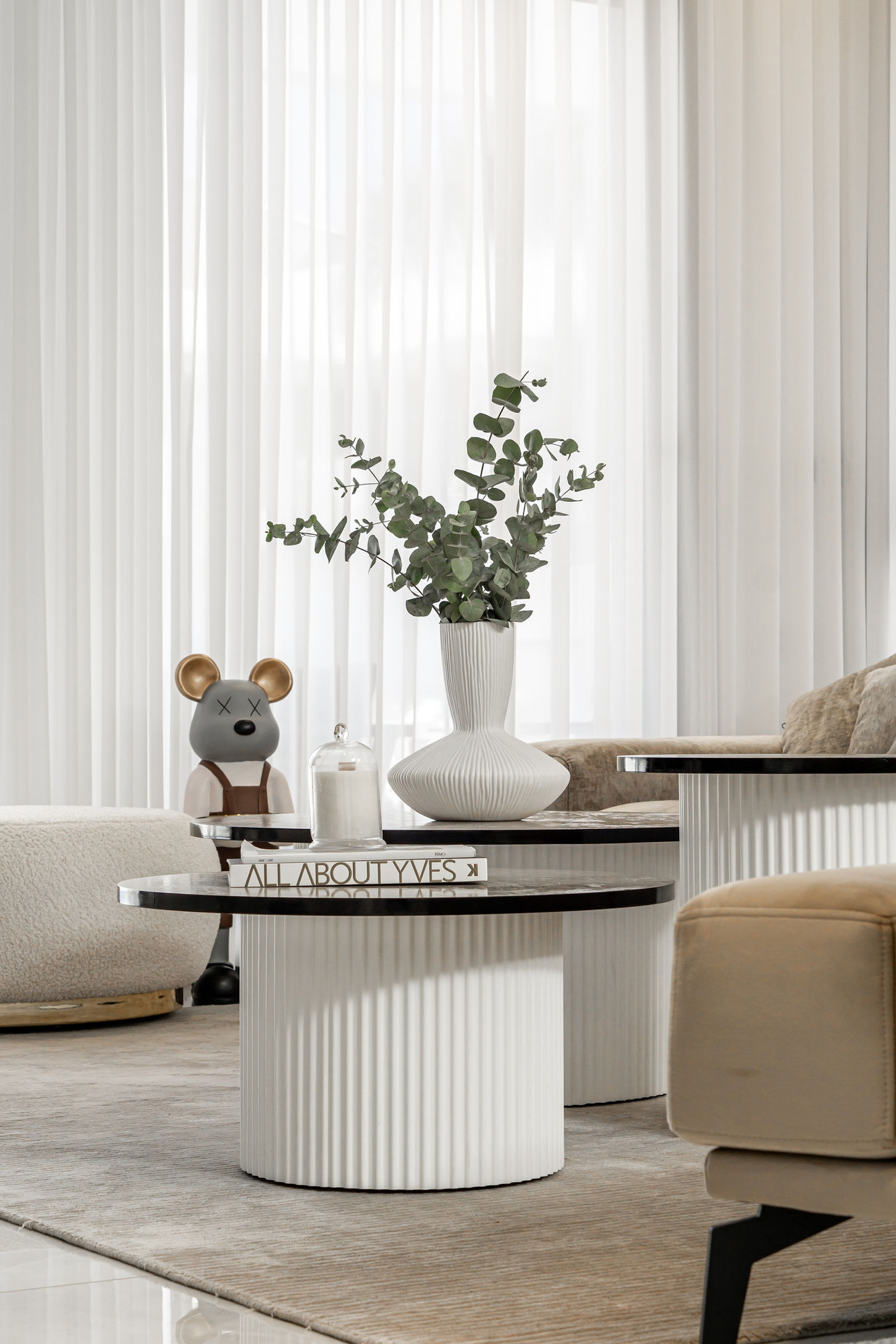 מבט אל שולחנות הסלון