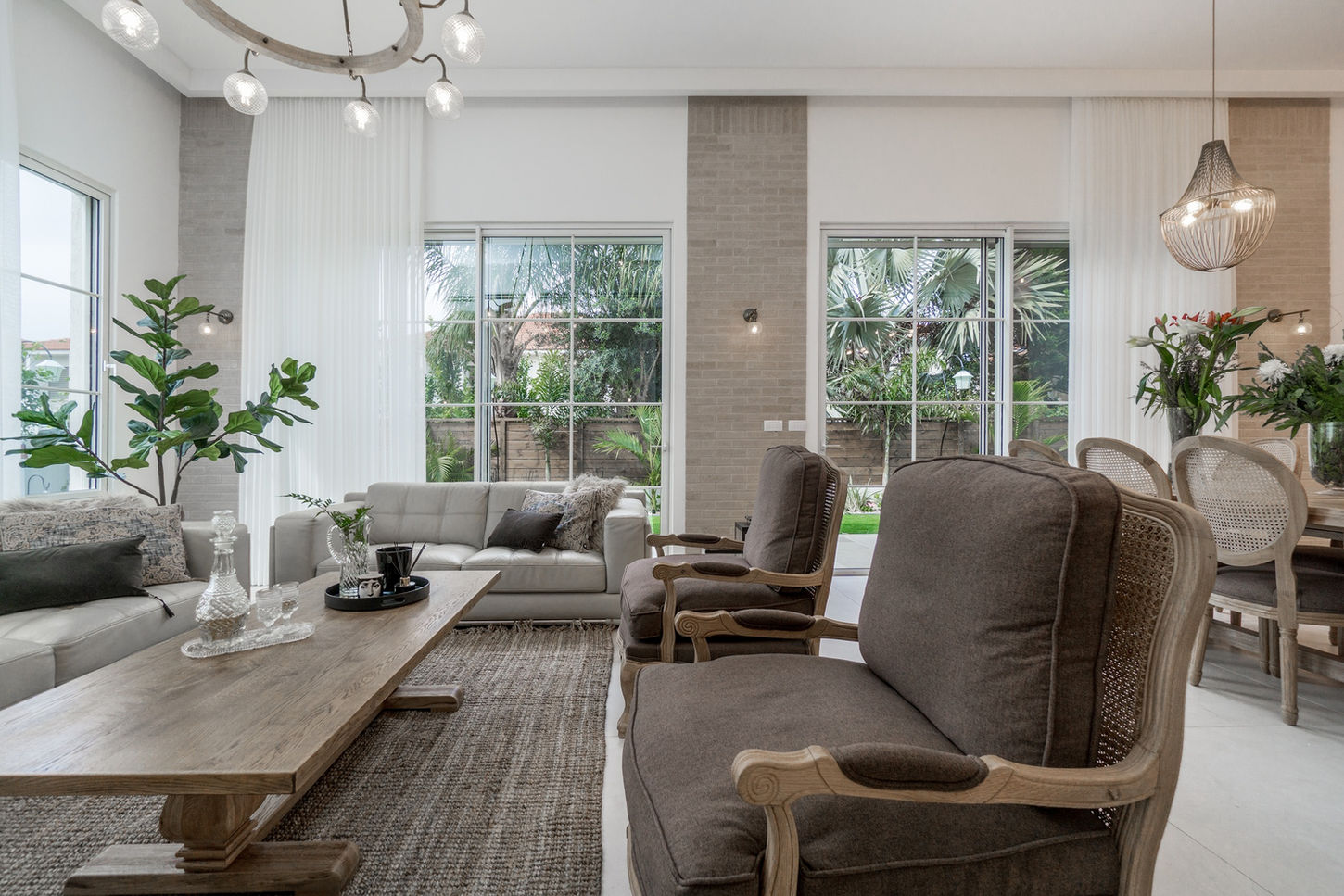 מבט אל הסלון והנוף מהגינה