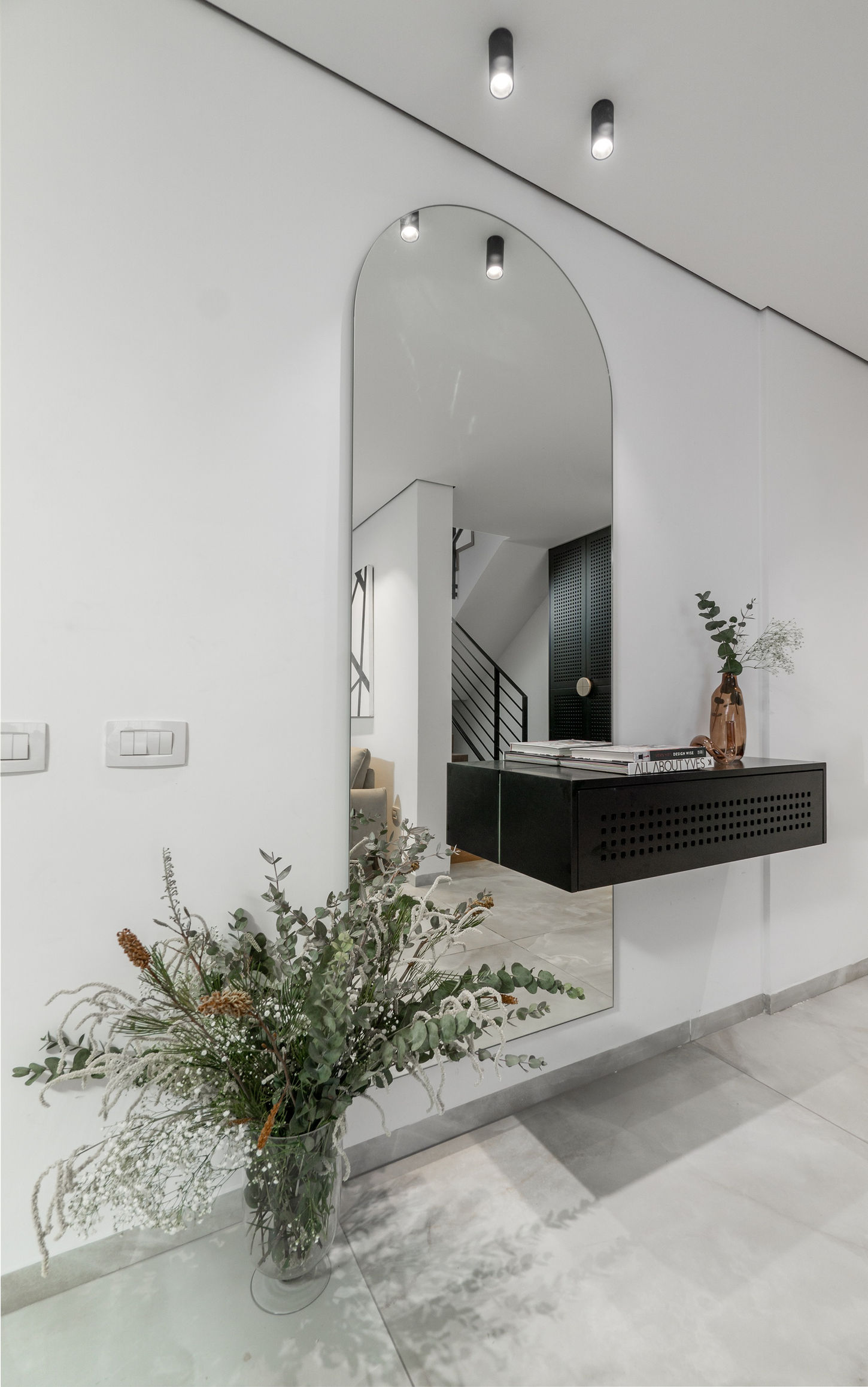 מבט אל הארונית התלויה והמראה בכניסה