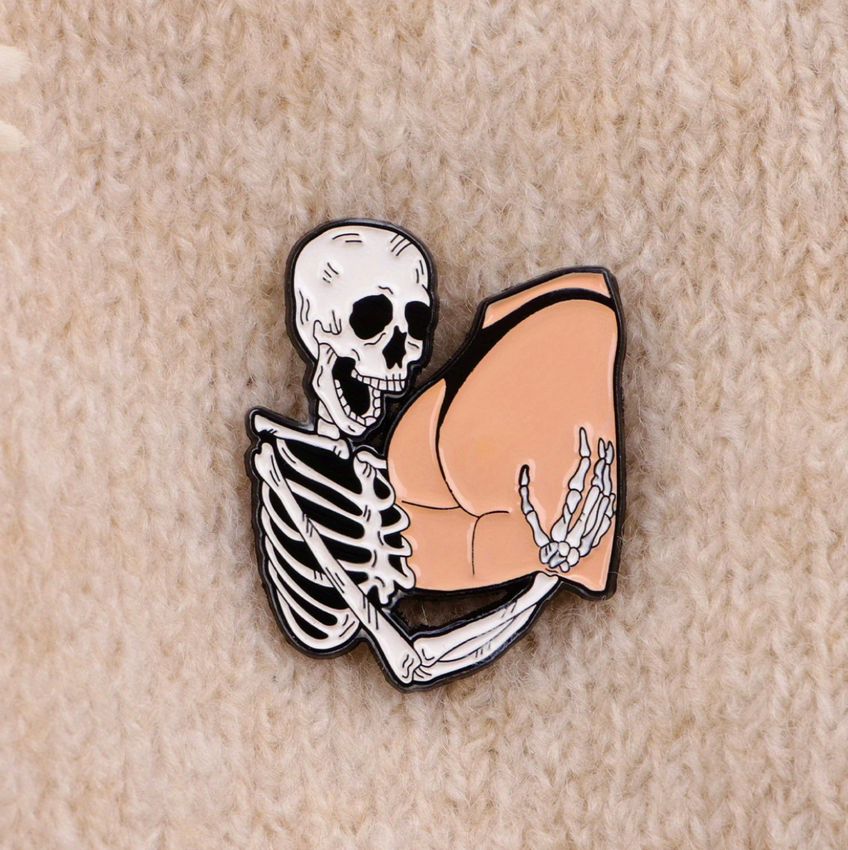 SKULL LOVES BUTTS ENAMEL PIN