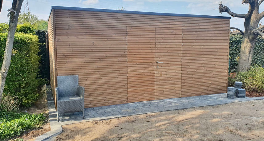 Eenvoudig thermowood tuinhuis met dubbele deur