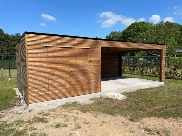 Thermowood tuinhuis met grote overkapping naast