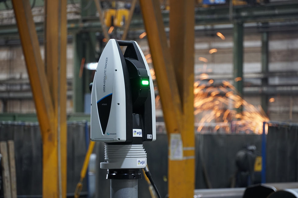 Photo en gros plan d'un LEICA Absolute Tracker de Hexagon avec un logo ARGON