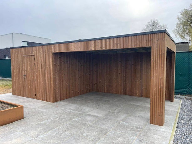 Overkapping uit thermowood naast tuinhuis