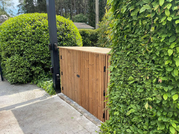 Opbergbox naast pad
