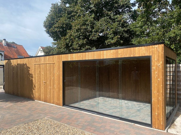 Thermowood tuinhuis met zithoek met glazen wanden