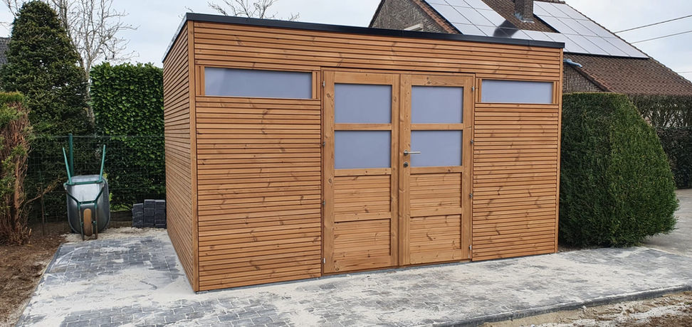 Eenvoudig thermowood tuinhuis met dubbele deur met melkglas en een aantal ramen uit melkglas