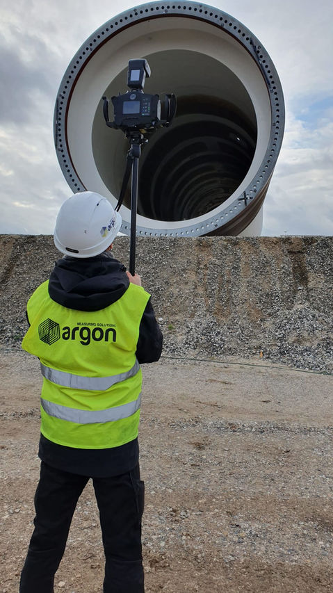 An ARGON measurement engineer controlling the 3D solution scanner on a huge concrete cilinder object.