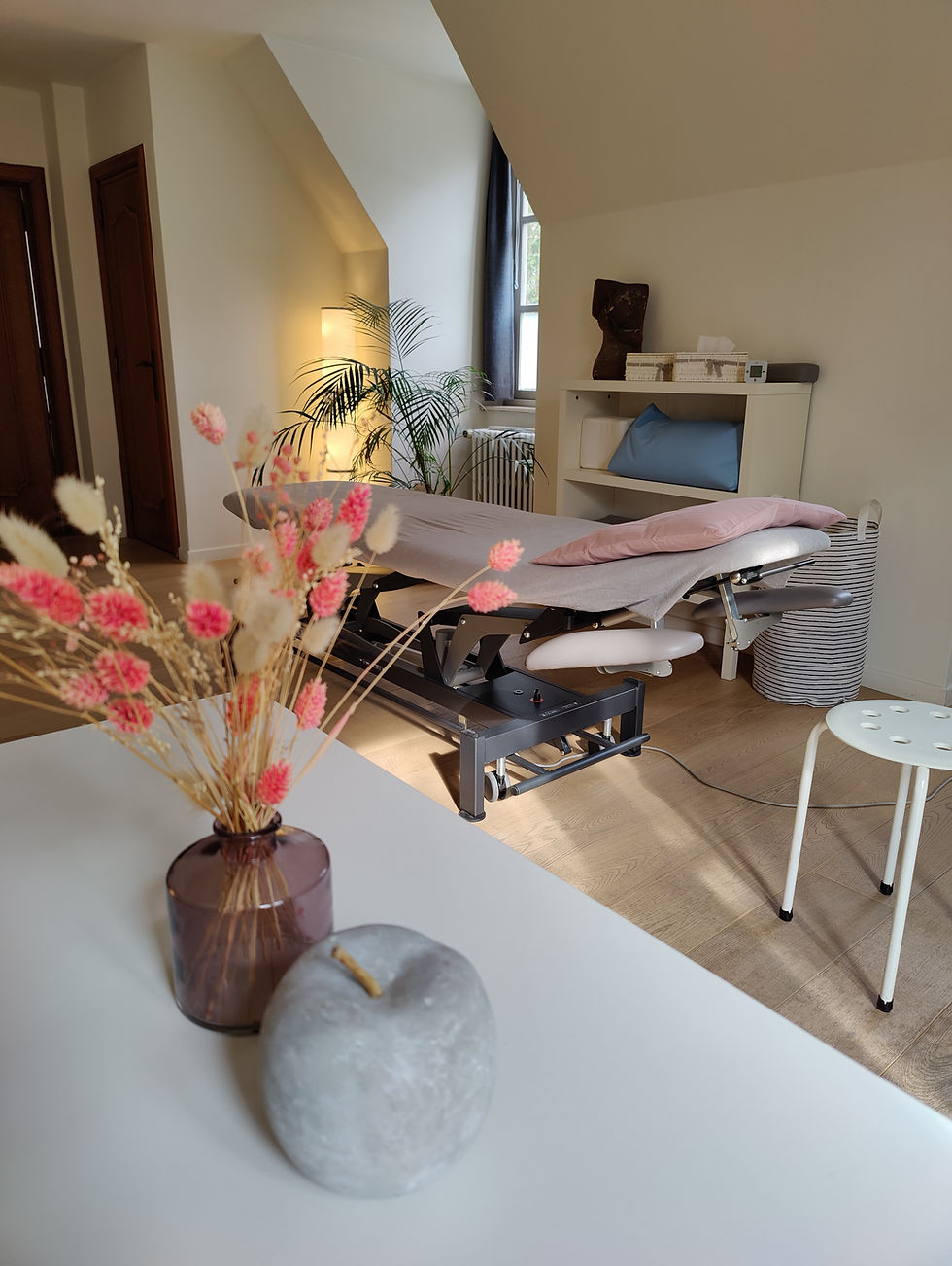 Ingerichte kamer met massagebed voor osteopathie