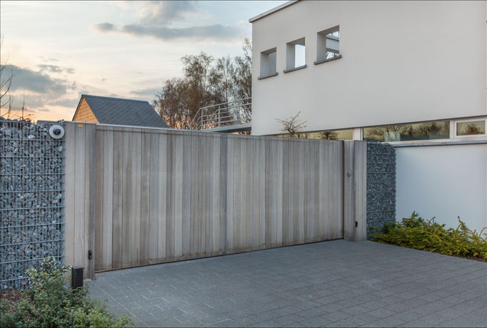 Houten toegangspoort