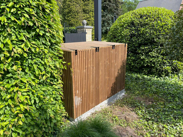 Opbergbox naast haag
