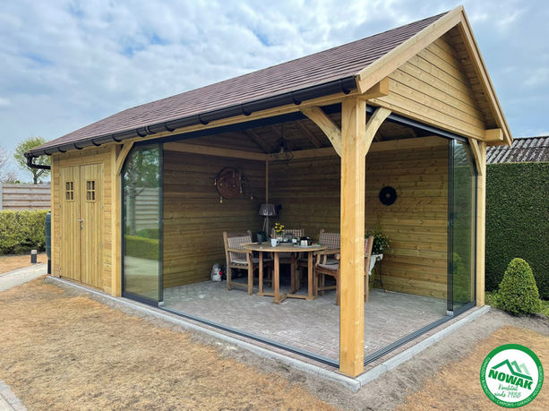 Tuinhuis met glazen wanden die volledig open geschoven zijn.