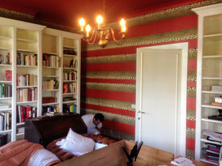 muur met deurframe en boekenkast behangen