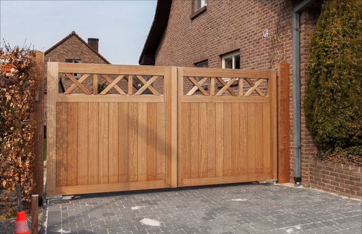 Houten toegangspoort naar de tuin