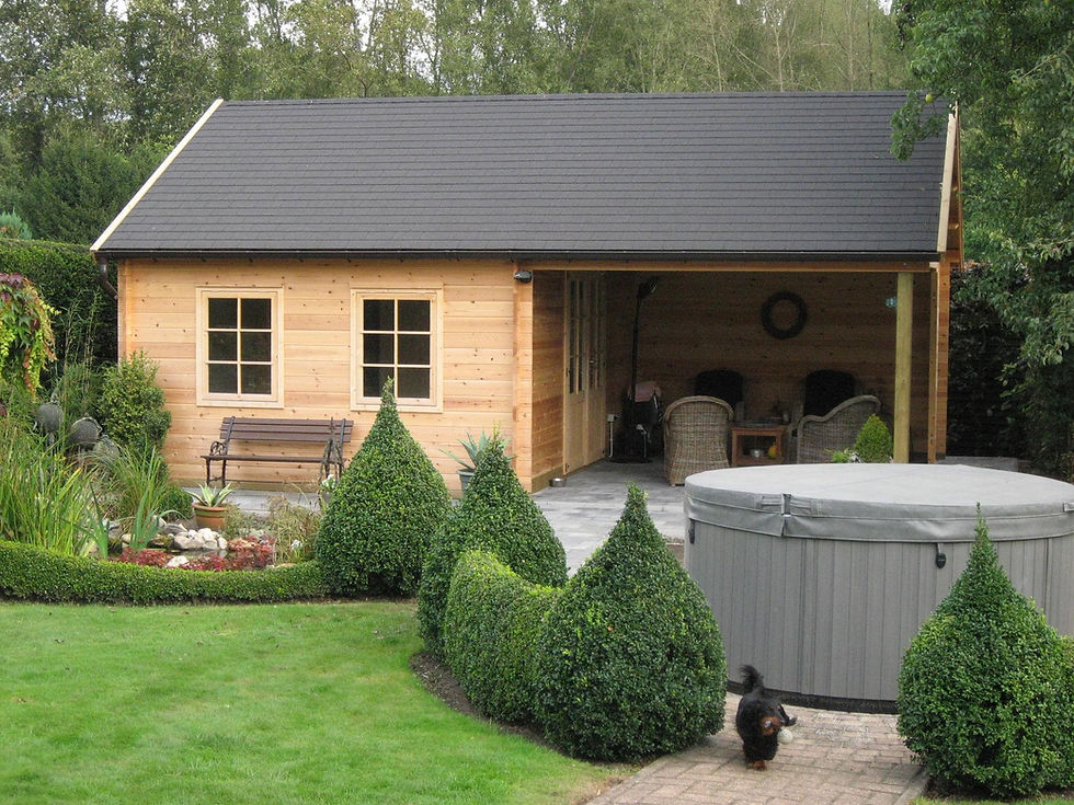 Houten tuinhuis met overloop ingericht als terras.