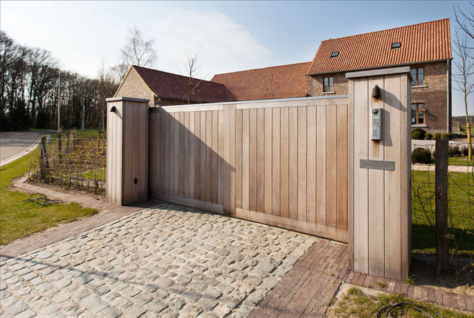 Houten toegangspoort