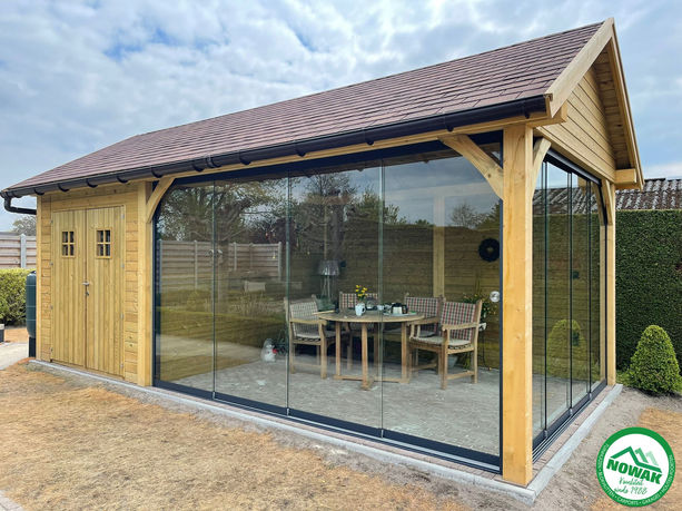 tuinhuis met glazen wanden, ideale zithoek