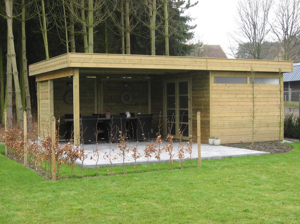 Tuinhuis met overdekte zithoek